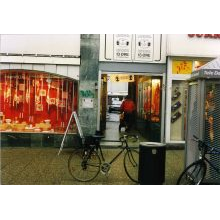 1986_Passage 11-13 i Søndergade, Aarhus, hvor butikken ligger på 1. sal.jpg